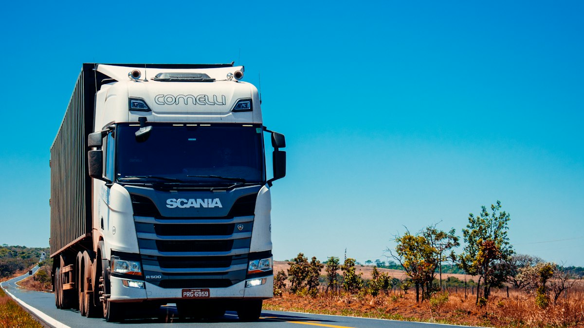 Hydrogen Fuel Cells vs. Heavy-Duty Electric Batteries: The Commercial Transport Showdown