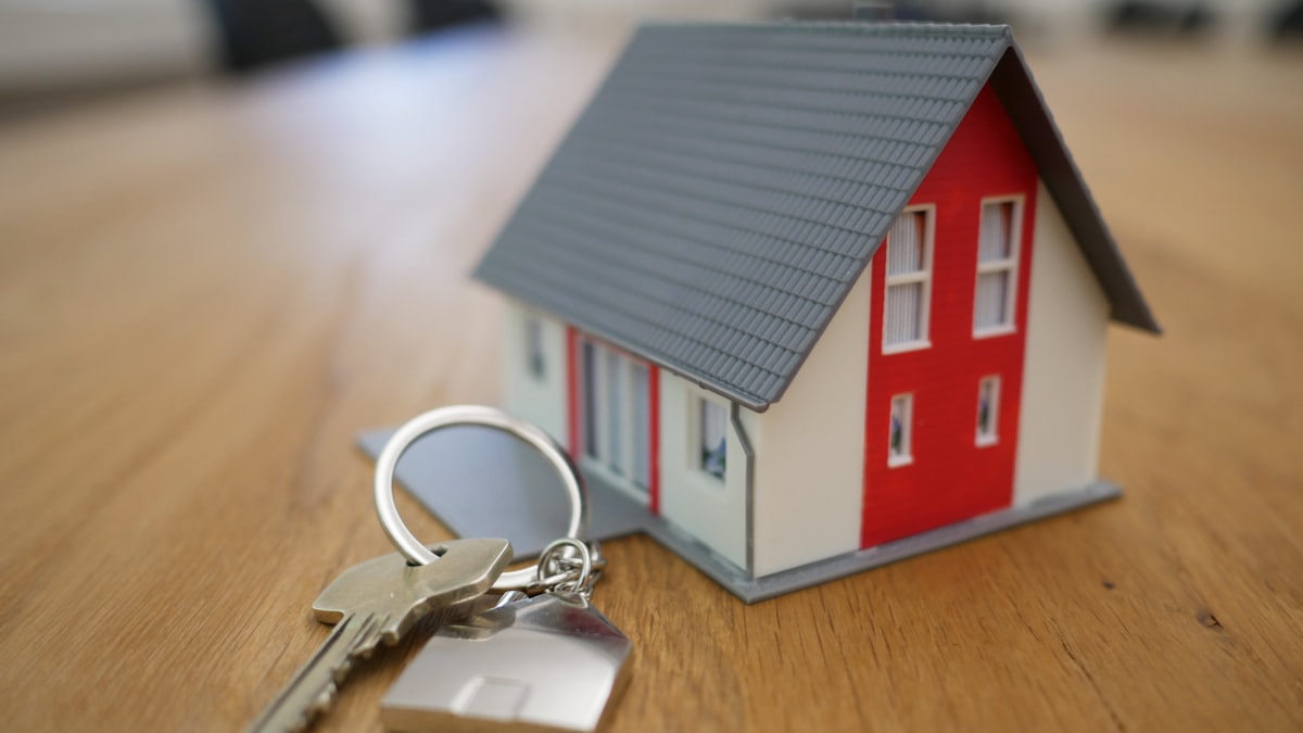 The Real Estate vs. Index Fund Wealth Debate: A 10-Year Mathematical Reality Check